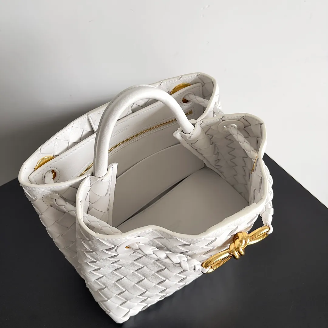 The 2023 new Andiamo batch of 1860 BV has been shipped‼ ️Really popular🔥The new Andiamo woven handbag launched by Bottega Veneta this season is really popular all over the world! ! Celebrities at home and abroad have worn it, and Oscar-winning actress Michelle Yeoh has taken it out on the street. Song Jia, Trai Yara, Yu Feihong, Sanji Ayaka, Rosie Hunting-Whiteley, Yoshioka Riho, etc. have all picked up this bag. It is classic and versatile, showing off its temperament, and the bag capacity is also large, which is very convenient for daily commuting! ! A variety of carrying methods, the shoulder straps can be adjusted by yourself, the original lambskin feels soft and delicate, and the neutral style is made to break gender boundaries and bring a more practical and longer-lasting use experience. Andiamo, which has both elegant and casual styles, perfectly interprets the true appearance of "fashionable old money style". Style number: 743568 Size: 25*22*10.5cm